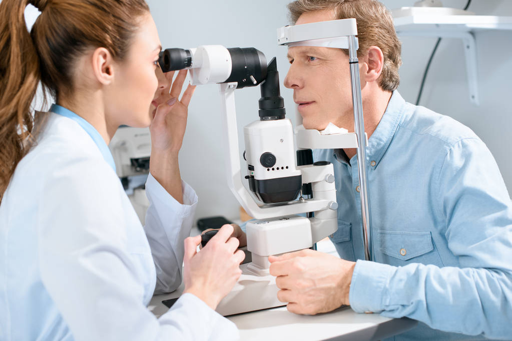 Ophthalmologist or Optometrist? Here’s the Easy Way to Decide